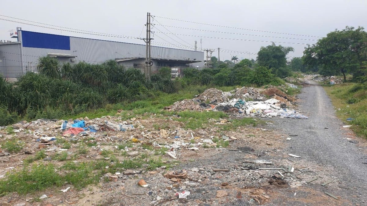 Đổ trộm rác thải ngay phía sau siêu thị MM Mega Market Vinh, tại phường Bến Thủy. Ảnh: Đình Tiệp. Đổ trộm rác thải ngay phía sau siêu thị MM Mega Market Vinh, tại phường Bến Thủy. Ảnh: Đình Tiệp.