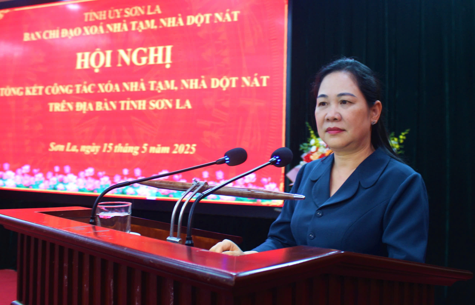 Bà Nông Thị Hà, Thứ trưởng Bộ Dân tộc và Tôn giáo ghi nhận, biểu dương những kết quả đã đạt được của Sơn La trong công tác xóa nhà tạm, nhà dột nát. Ảnh: Đức Bình.