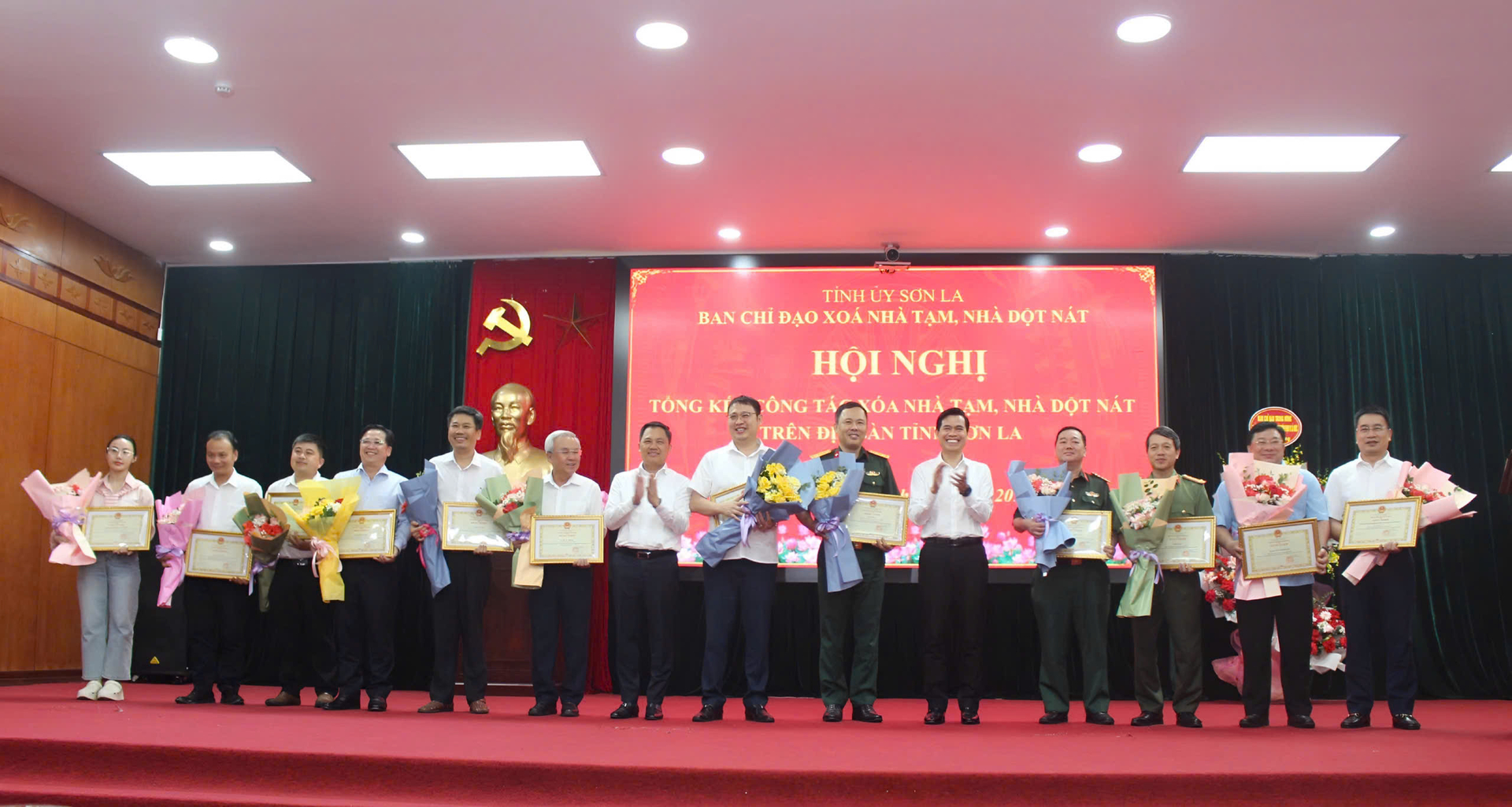 Nhân dịp này, tỉnh Sơn La đã tặng Bằng khen cho 8 tập thể, 33 cá nhân có thành tích trong Phong trào thi đua Chung tay xóa nhà tạm, nhà dột nát trên địa bàn tỉnh trong năm 2025. Ảnh: Đức Bình.