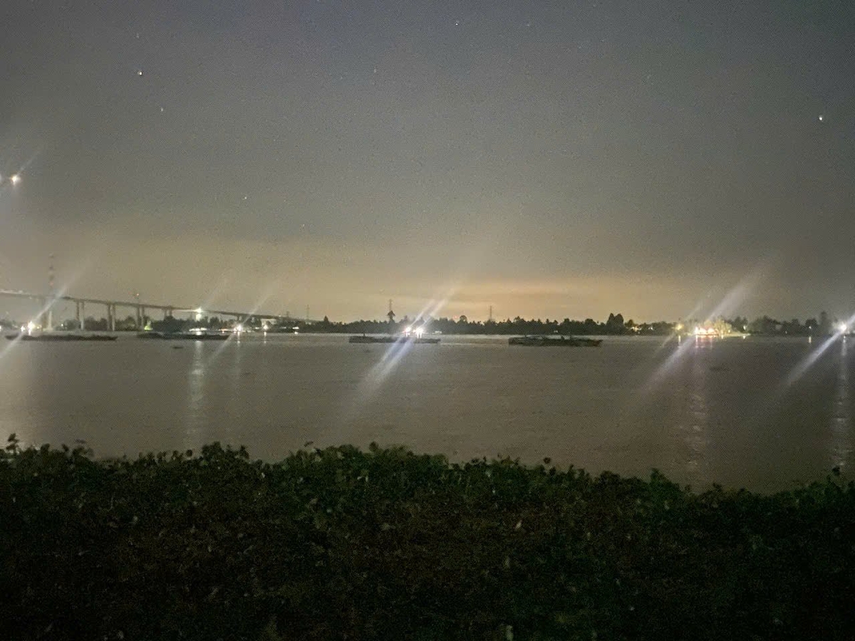 Nhiều đối tượng hút cát vào đêm hôm 8/5, có phương tiện còn tiến sát cầu Rạch Miễu 2. Ảnh: Người dân cung cấp. Nhiều đối tượng hút cát vào đêm hôm 8/5, có phương tiện còn tiến sát cầu Rạch Miễu 2. Ảnh: Người dân cung cấp.