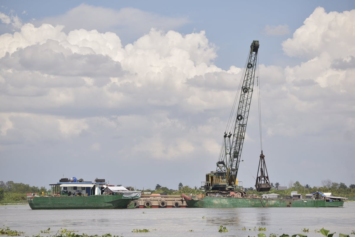 Tỉnh Tiền Giang cũng tăng cường thanh tra, kiểm tra về tài nguyên khoáng sản trên địa bàn tỉnh; kể cả đối với các khu vực mỏ cát được UBND tỉnh phê duyệt cấp phép khai thác khoáng sản. Ảnh: Minh Đảm. Tỉnh Tiền Giang cũng tăng cường thanh tra, kiểm tra về tài nguyên khoáng sản trên địa bàn tỉnh; kể cả đối với các khu vực mỏ cát được UBND tỉnh phê duyệt cấp phép khai thác khoáng sản. Ảnh: Minh Đảm.