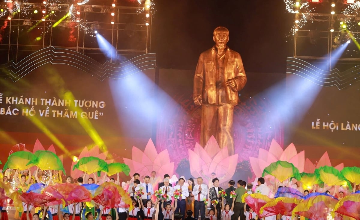 Tổng Bí thư Tô Lâm cùng các lãnh đạo Trung ương lên sân khấu hòa chung với giai điệu bài hát 'Như có Bác trong ngày đại thắng'. Ảnh: Ngọc Linh. Tổng Bí thư Tô Lâm cùng các lãnh đạo Trung ương lên sân khấu hòa chung với giai điệu bài hát 'Như có Bác trong ngày đại thắng'. Ảnh: Ngọc Linh.