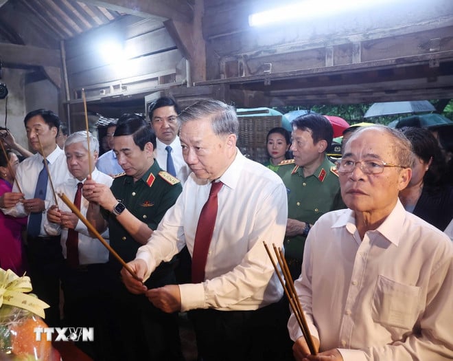Tổng Bí thư Tô Lâm dâng hương tại Di tích nhà cụ Nguyễn Sinh Nhậm. Ảnh: Thống Nhất/TTXVN.