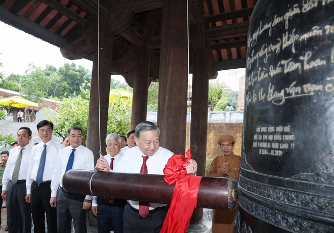Tổng Bí thư Tô Lâm thỉnh chuông tại đền Chung Sơn. Ảnh: Thống Nhất/TTXVN.