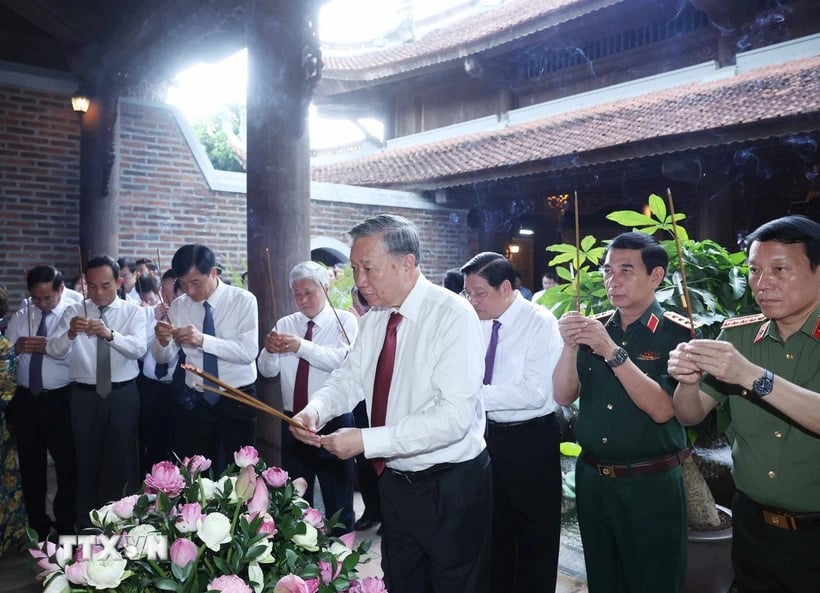 Tổng Bí thư Tô Lâm và đoàn công tác dâng hương tại đền Chung Sơn thờ gia tiên Bác Hồ. Ảnh: Thống Nhất/TTXVN.