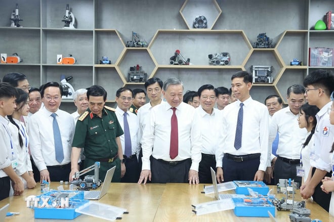 Tổng Bí thư Tô Lâm tặng phòng học STEM cho Trường Trung học Phổ thông Kim Liên. Ảnh: Thống Nhất/TTXVN.