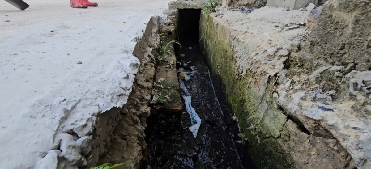 Nước thải được tập kết ở bể chứa biogas sau đó được tuồn ra môi trường thông qua rãnh nước chạy dọc khu dân cư. Ảnh: Quốc Toản. Nước thải được tập kết ở bể chứa biogas sau đó được tuồn ra môi trường thông qua rãnh nước chạy dọc khu dân cư. Ảnh: Quốc Toản.