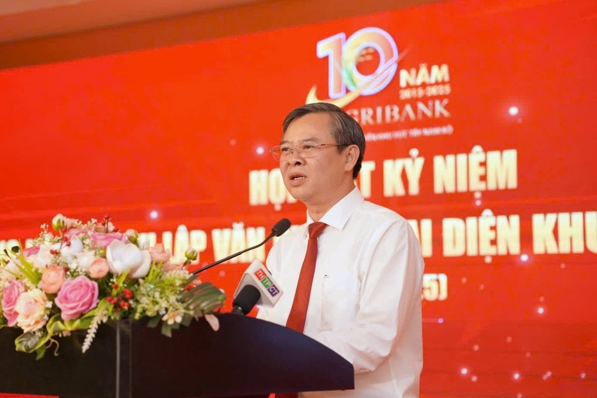 Ông Trương Cảnh Tuyên - Chủ tịch UBND TP Cần Thơ - chúc mừng và ghi nhận đóng góp của Agribank Tây Nam Bộ đối với sự phát triển tam nông. Ảnh: MK. Ông Trương Cảnh Tuyên - Chủ tịch UBND TP Cần Thơ - chúc mừng và ghi nhận đóng góp của Agribank Tây Nam Bộ đối với sự phát triển tam nông. Ảnh: MK.