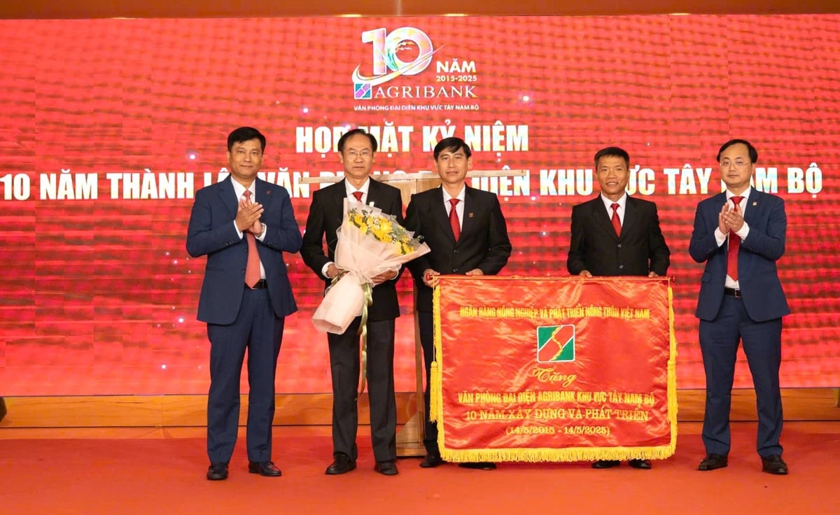 Nhân kỷ niệm 10 năm thành lập, Văn phòng Agribank Tây Nam Bộ vinh dự đón nhận bức trướng do Đảng ủy, Hội đồng thành viên, Ban điều hành Agribank trao tặng. Ảnh: MK. Nhân kỷ niệm 10 năm thành lập, Văn phòng Agribank Tây Nam Bộ vinh dự đón nhận bức trướng do Đảng ủy, Hội đồng thành viên, Ban điều hành Agribank trao tặng. Ảnh: MK.