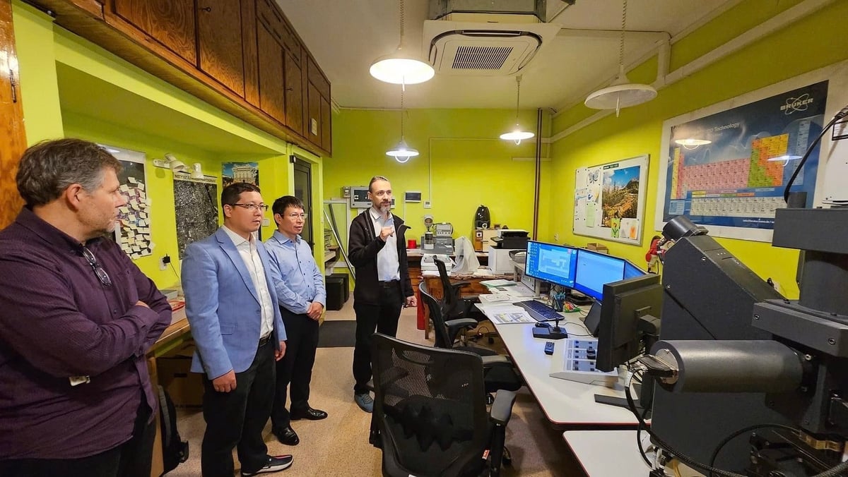 Các cán bộ của Viện Khoa học Địa chất và Khoáng sản thăm phòng thí nghiệm trọng điểm của Khoa Địa chất, Đại học Vác Sa Va, Ba Lan. Ảnh: Mai Đan. Các cán bộ của Viện Khoa học Địa chất và Khoáng sản thăm phòng thí nghiệm trọng điểm của Khoa Địa chất, Đại học Vác Sa Va, Ba Lan. Ảnh: Mai Đan.