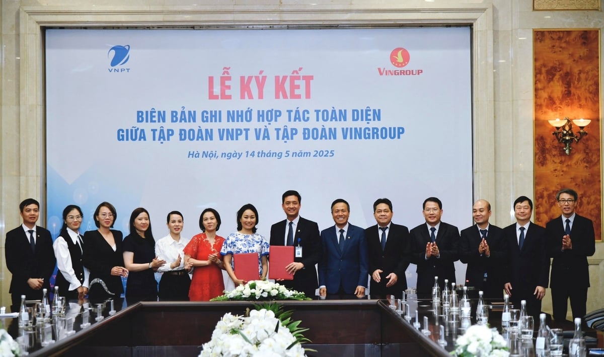 VNPT và Vingroup thực hiện nghi thức ký kết biên bản hợp tác giữa hai Tập đoàn. Ảnh: Hưng Mai. VNPT và Vingroup thực hiện nghi thức ký kết biên bản hợp tác giữa hai Tập đoàn. Ảnh: Hưng Mai.