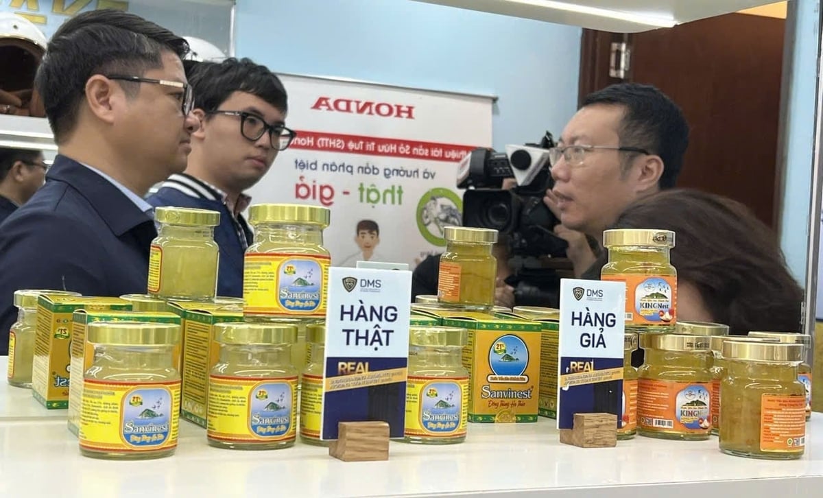 Sản phẩm yến sào đóng lọ thật và giả giả được trưng bày tại phòng triển lãm Cục Quản lý thị trường. Ảnh: YS. Sản phẩm yến sào đóng lọ thật và giả giả được trưng bày tại phòng triển lãm Cục Quản lý thị trường. Ảnh: YS.