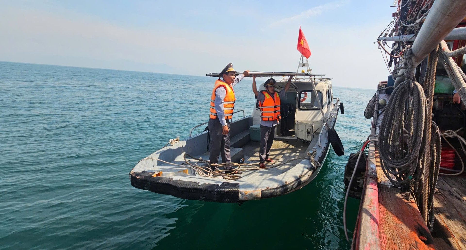 Canô lực lượng Kiểm ngư Quảng Bình tiếp cận tàu cá ngư dân trên biển. Ảnh: T. Đức. Canô lực lượng Kiểm ngư Quảng Bình tiếp cận tàu cá ngư dân trên biển. Ảnh: T. Đức.