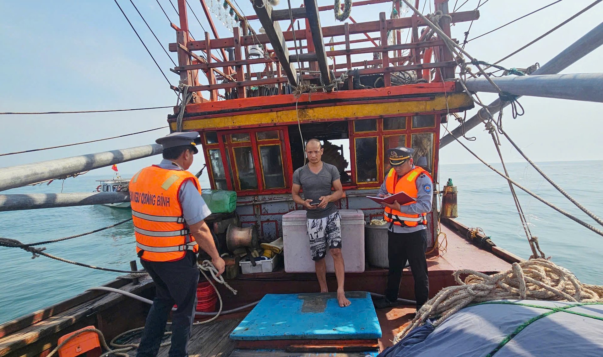 Tổ công tác tuyên truyền, hướng dẫn ngư dân thực hiện đúng các quy định của pháp luật về khai thác và bảo vệ nguồn lợi thủy sản. Ảnh: T. Đức. Tổ công tác tuyên truyền, hướng dẫn ngư dân thực hiện đúng các quy định của pháp luật về khai thác và bảo vệ nguồn lợi thủy sản. Ảnh: T. Đức.