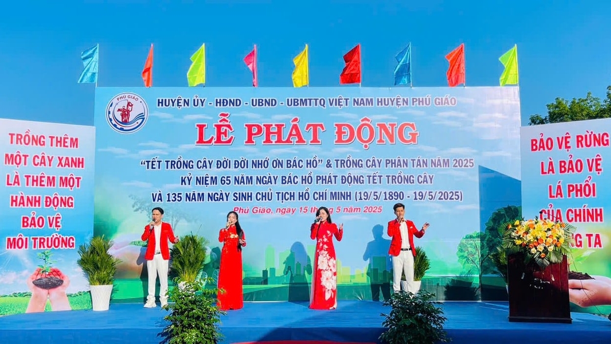 Văn nghệ chào mừng lễ phát động 'Tết trồng cây đời đời nhớ ơn Bác Hồ' 2025. Ảnh: Trần Phi. Văn nghệ chào mừng lễ phát động 'Tết trồng cây đời đời nhớ ơn Bác Hồ' 2025. Ảnh: Trần Phi.