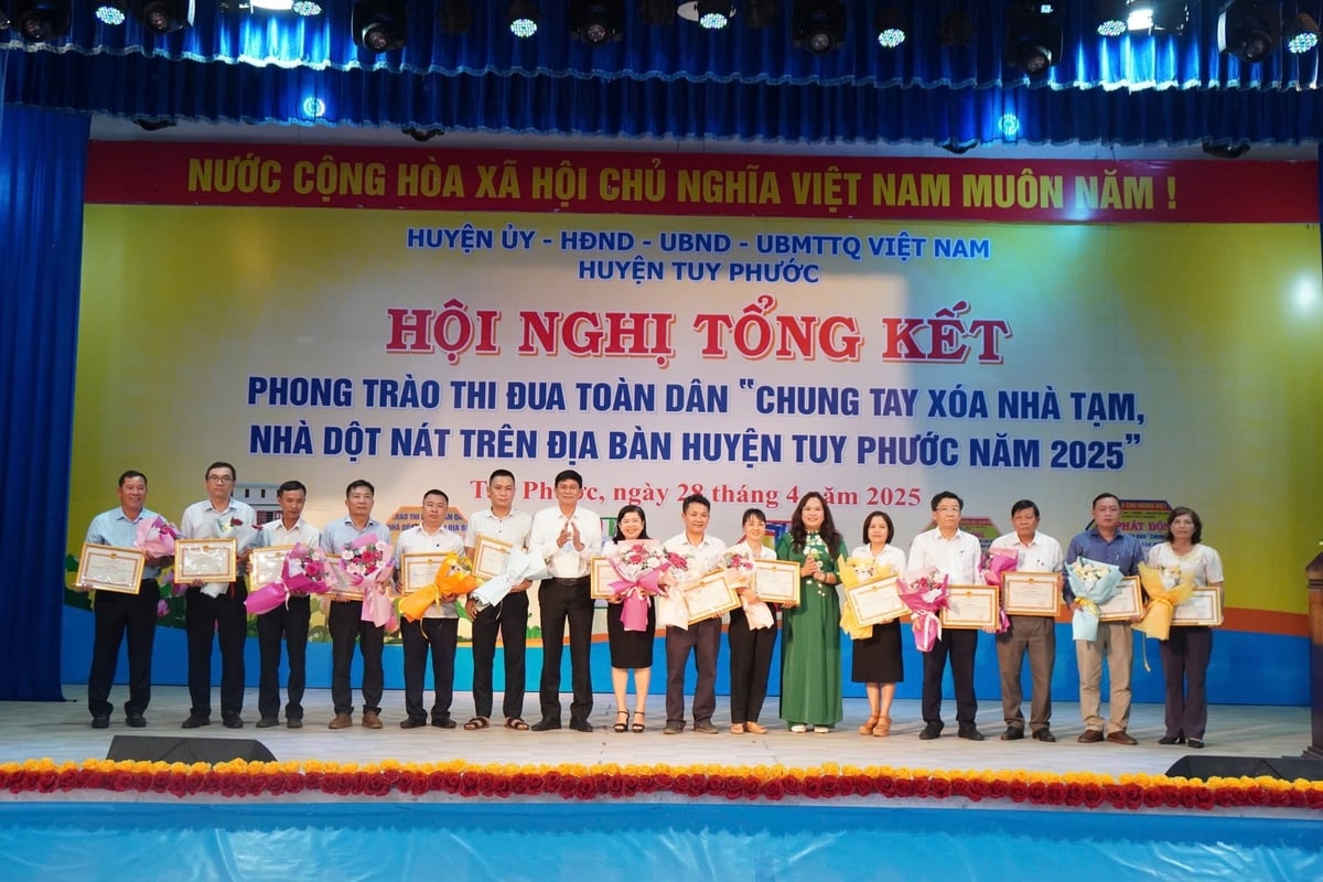 Ngoài ngân sách tỉnh, huyện Tuy Phước còn hỗ trợ thêm cho một số hộ khó khăn mức hỗ trợ 30 triệu đồng cho nhà xây mới và 15 triệu đồng cho nhà sửa chữa. Ảnh: V.Đ.T. Ngoài ngân sách tỉnh, huyện Tuy Phước còn hỗ trợ thêm cho một số hộ khó khăn mức hỗ trợ 30 triệu đồng cho nhà xây mới và 15 triệu đồng cho nhà sửa chữa. Ảnh: V.Đ.T.