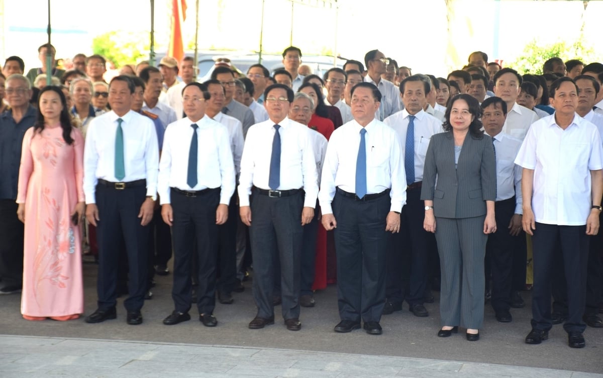 Các đại biểu Trung ương và tỉnh Bình Định tham dự buổi lễ. Ảnh: V.Đ.T. Các đại biểu Trung ương và tỉnh Bình Định tham dự buổi lễ. Ảnh: V.Đ.T.