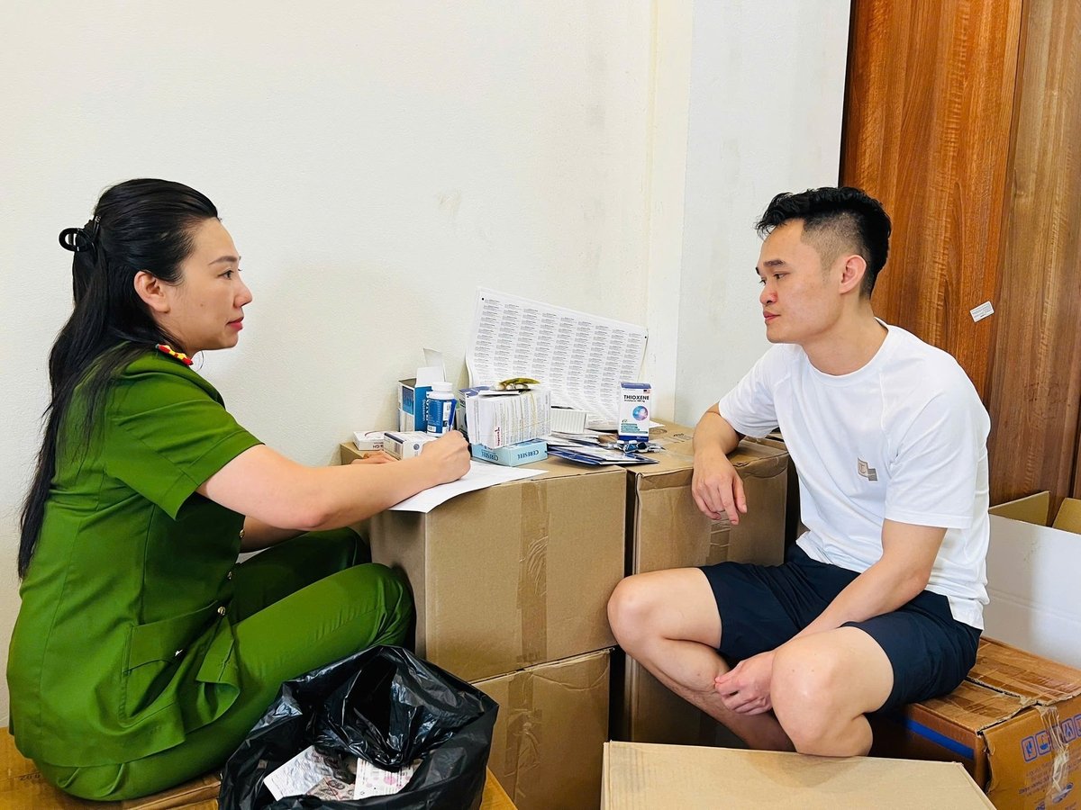 Lực lượng Công an TP Hà Nội khám xét và làm việc với đối tượng Phạm Ngọc Tiến. Ảnh: Công an TP Hà Nội. Lực lượng Công an TP Hà Nội khám xét và làm việc với đối tượng Phạm Ngọc Tiến. Ảnh: Công an TP Hà Nội.