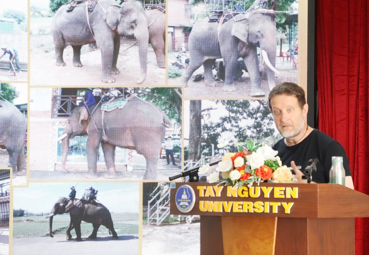 Mr. David Neale, Global Animal Sentience and Welfare Director at Animals Asia Foundation (AAF), spoke at the seminar. Photo: Tran Tho. 