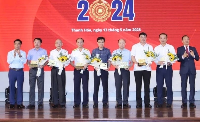 Bí thư Tỉnh ủy Nguyễn Doãn Anh và Phó Chủ tịch VCCI Hoàng Quang Phòng tặng hoa và trao biểu trưng cho các đơn vị tốp đầu khối Sở, ngành. Ảnh: BTH. Bí thư Tỉnh ủy Nguyễn Doãn Anh và Phó Chủ tịch VCCI Hoàng Quang Phòng tặng hoa và trao biểu trưng cho các đơn vị tốp đầu khối Sở, ngành. Ảnh: BTH.