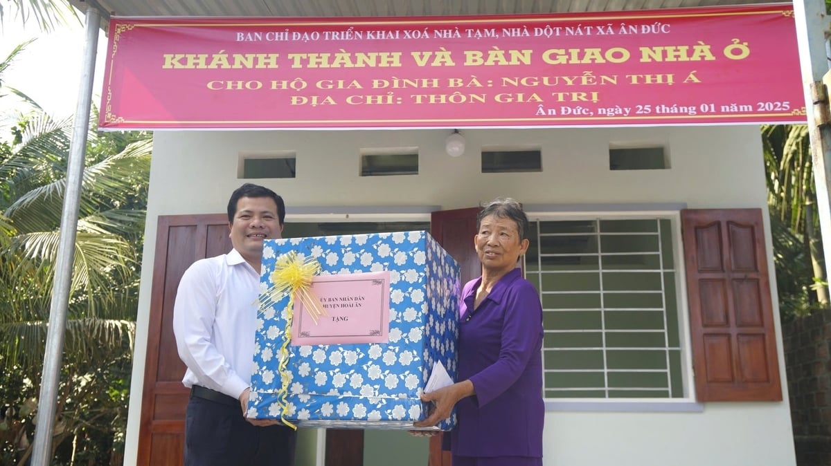 Huyện Hoài Ân (Bình Định) bàn giao nhà ở cho hộ bà Nguyễn Thị Á ở thôn Gia Trị, xã Ân Đức. Ảnh: V.Đ.T. Huyện Hoài Ân (Bình Định) bàn giao nhà ở cho hộ bà Nguyễn Thị Á ở thôn Gia Trị, xã Ân Đức. Ảnh: V.Đ.T.