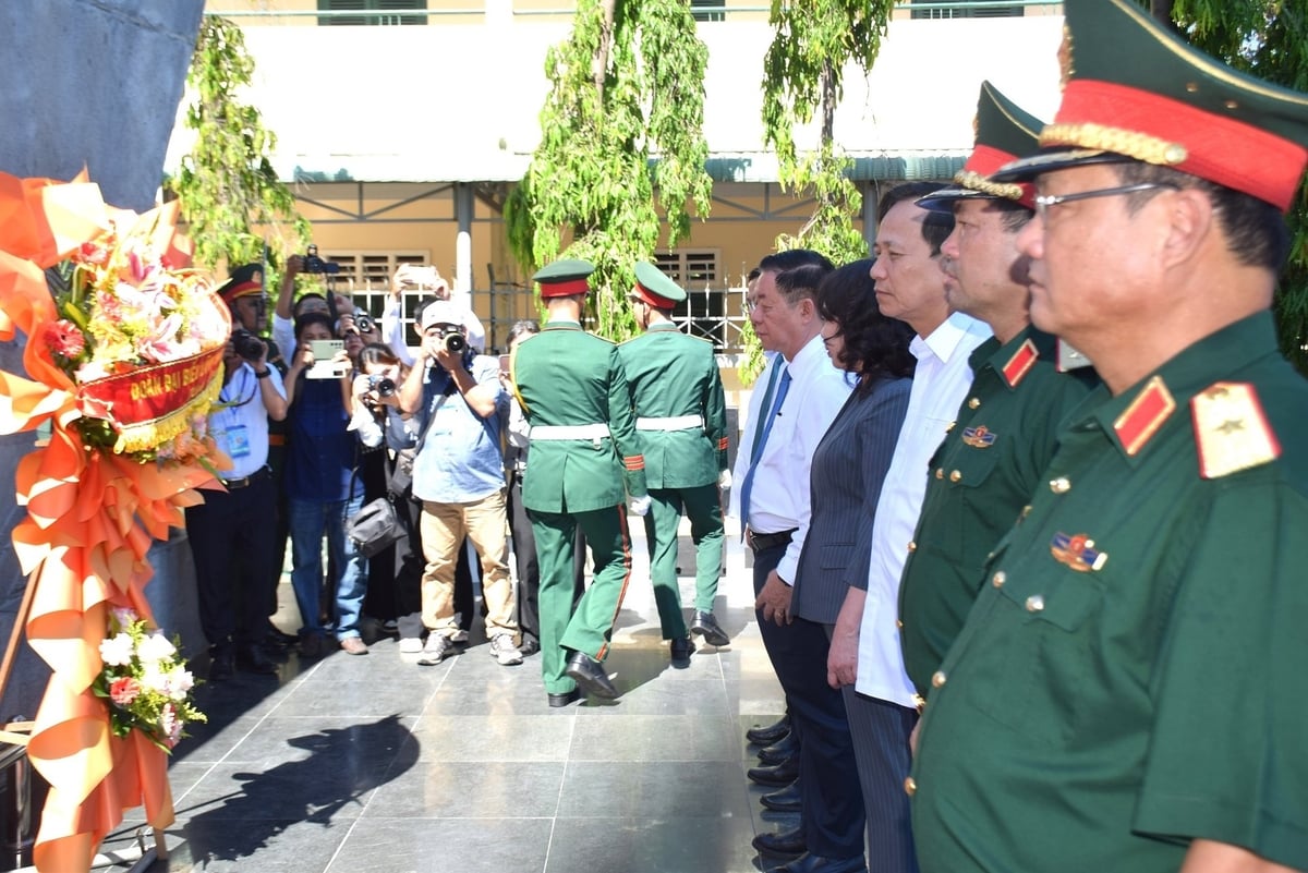 Các đại biểu Trung ương dâng hoa tại đài kỷ niệm, địa điểm chuyển quân tập kết ra Bắc. Ảnh: V.Đ.T. Các đại biểu Trung ương dâng hoa tại đài kỷ niệm, địa điểm chuyển quân tập kết ra Bắc. Ảnh: V.Đ.T.