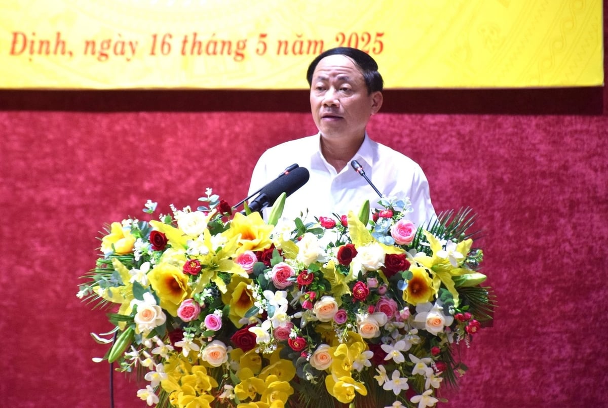 Ông Phạm Anh Tuấn - Chủ tịch UBND tỉnh Bình Định báo cáo kết quả chương trình xóa nhà tạm, nhà dột nát tại lễ tổng kết. Ảnh: V.Đ.T. Ông Phạm Anh Tuấn - Chủ tịch UBND tỉnh Bình Định báo cáo kết quả chương trình xóa nhà tạm, nhà dột nát tại lễ tổng kết. Ảnh: V.Đ.T.