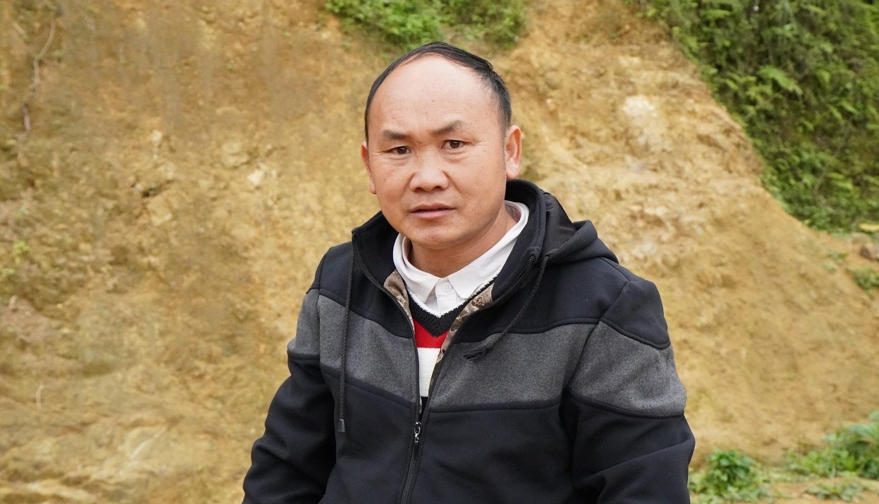 Anh Giàng A Vành là người Mông đầu tiên tại huyện Mường Lát nuôi gà đen theo hướng hàng hóa. Ảnh: Quốc Toản. Anh Giàng A Vành là người Mông đầu tiên tại huyện Mường Lát nuôi gà đen theo hướng hàng hóa. Ảnh: Quốc Toản.