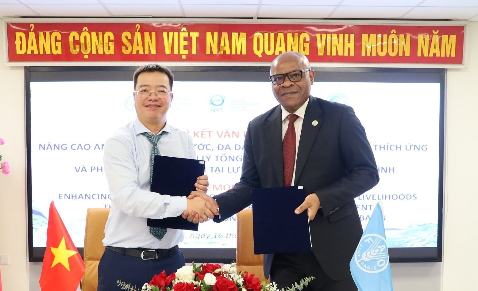 Cục trưởng Cục Quản lý tài nguyên nước Châu Trần Vĩnh (trái) và Trưởng Đại diện FAO tại Việt Nam Rémi Nono Womdim (phải) ký kết văn kiện dự án. Ảnh: Phương Linh. Cục trưởng Cục Quản lý tài nguyên nước Châu Trần Vĩnh (trái) và Trưởng Đại diện FAO tại Việt Nam Rémi Nono Womdim (phải) ký kết văn kiện dự án. Ảnh: Phương Linh.