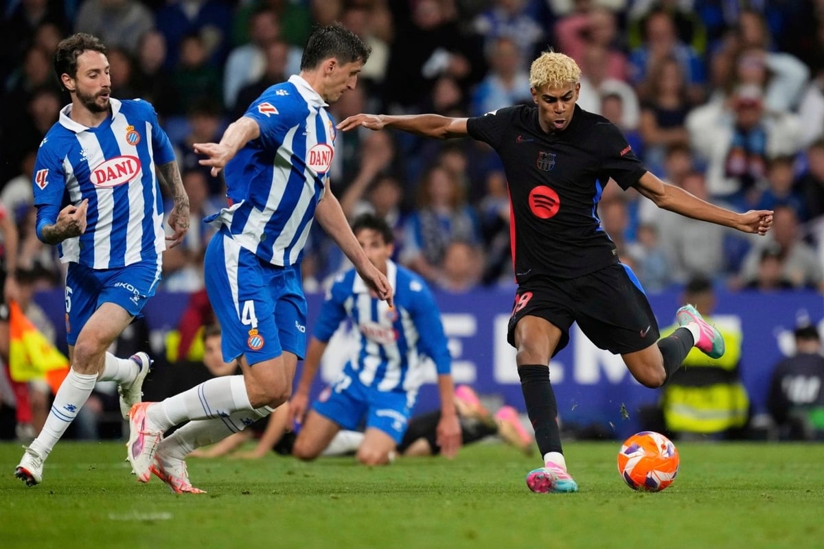 Lamine Yamal dứt điểm ghi bàn mở tỷ số trận Barca thắng Espanyol 2-0 ở vòng 36 La Liga trên sân Cornellà-El Prat, Barcelona, Tây Ban Nha ngày 15/5. Ảnh: AP Lamine Yamal dứt điểm ghi bàn mở tỷ số trận Barca thắng Espanyol 2-0 ở vòng 36 La Liga trên sân Cornellà-El Prat, Barcelona, Tây Ban Nha ngày 15/5. Ảnh: AP