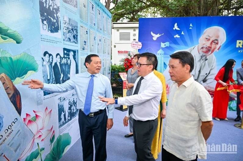 Tổng Biên tập Lê Quốc Minh giới thiệu về triển lãm tới các đại biểu. Tổng Biên tập Lê Quốc Minh giới thiệu về triển lãm tới các đại biểu.