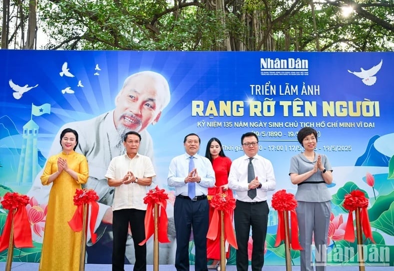 Các đại biểu cắt băng khai mạc triển lãm. Các đại biểu cắt băng khai mạc triển lãm.
