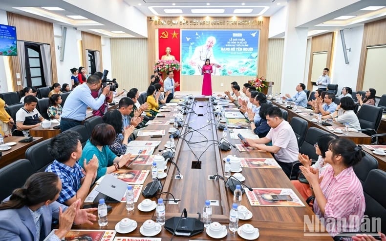 Đông đảo đại biểu dự buổi lễ ra mắt. Đông đảo đại biểu dự buổi lễ ra mắt.