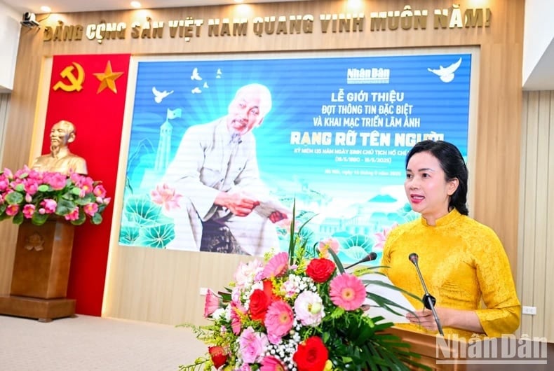 Giám đốc Khu Di tích Chủ tịch Hồ Chí Minh tại Phủ Chủ tịch Lê Thị Phượng phát biểu tại buổi khai mạc triển lãm. Giám đốc Khu Di tích Chủ tịch Hồ Chí Minh tại Phủ Chủ tịch Lê Thị Phượng phát biểu tại buổi khai mạc triển lãm.