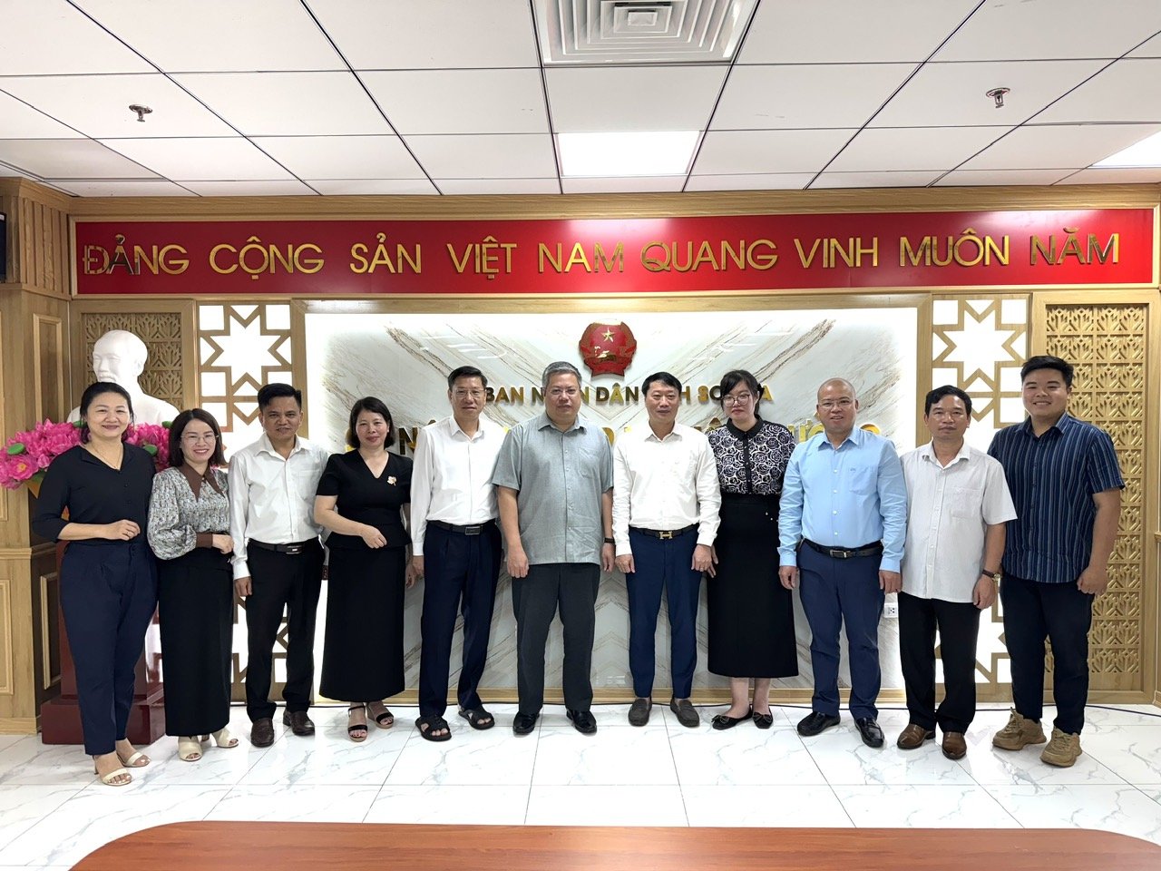 Hai bên chụp ảnh lưu niệm sau buổi làm việc. Ảnh: Quang Linh.