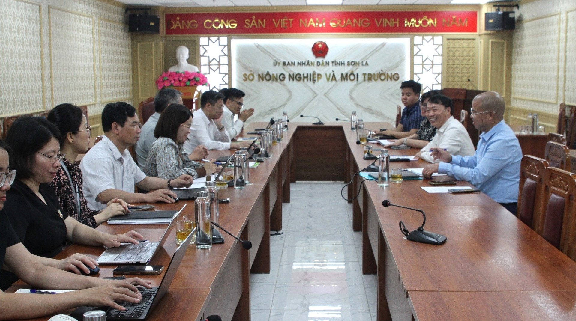 Toàn cảnh buổi làm việc. Ảnh: Quang Linh.
