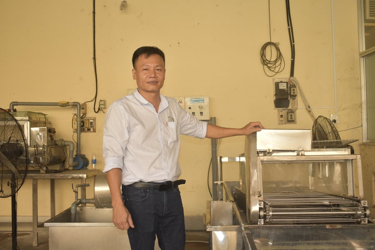 TS Nguyễn Văn Phong bên mô hình dây chuyền sơ chế rửa quả sầu riêng tại Bộ môn Công nghệ sinh học, Sinh lý sinh hóa và Công nghệ sau thu hoạch. Ảnh: Minh Đảm. TS Nguyễn Văn Phong bên mô hình dây chuyền sơ chế rửa quả sầu riêng tại Bộ môn Công nghệ sinh học, Sinh lý sinh hóa và Công nghệ sau thu hoạch. Ảnh: Minh Đảm.