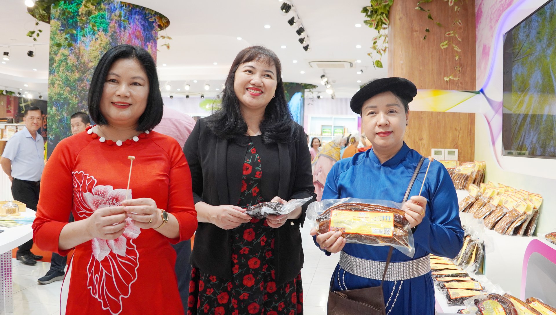 Bà Đồng Thị Kiều Oanh, Giám đốc Sở Công Thương tỉnh Cao Bằng (ngoài cùng bên trái), giới thiệu về sản phẩm thịt lợn xông khói của tỉnh Cao Bằng với bà Cao Thị Thu Vân, Phó Giám đốc ITPC (ở giữa). Ảnh: Nguyễn Thủy. Bà Đồng Thị Kiều Oanh, Giám đốc Sở Công Thương tỉnh Cao Bằng (ngoài cùng bên trái), giới thiệu về sản phẩm thịt lợn xông khói của tỉnh Cao Bằng với bà Cao Thị Thu Vân, Phó Giám đốc ITPC (ở giữa). Ảnh: Nguyễn Thủy.