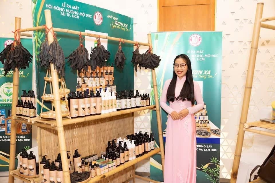 Chị Trần Thị Ngọc Cẩm trong một lần giới thiệu sản phẩm đến với người tiêu dùng. Ảnh: Võ Hà. Chị Trần Thị Ngọc Cẩm trong một lần giới thiệu sản phẩm đến với người tiêu dùng. Ảnh: Võ Hà.