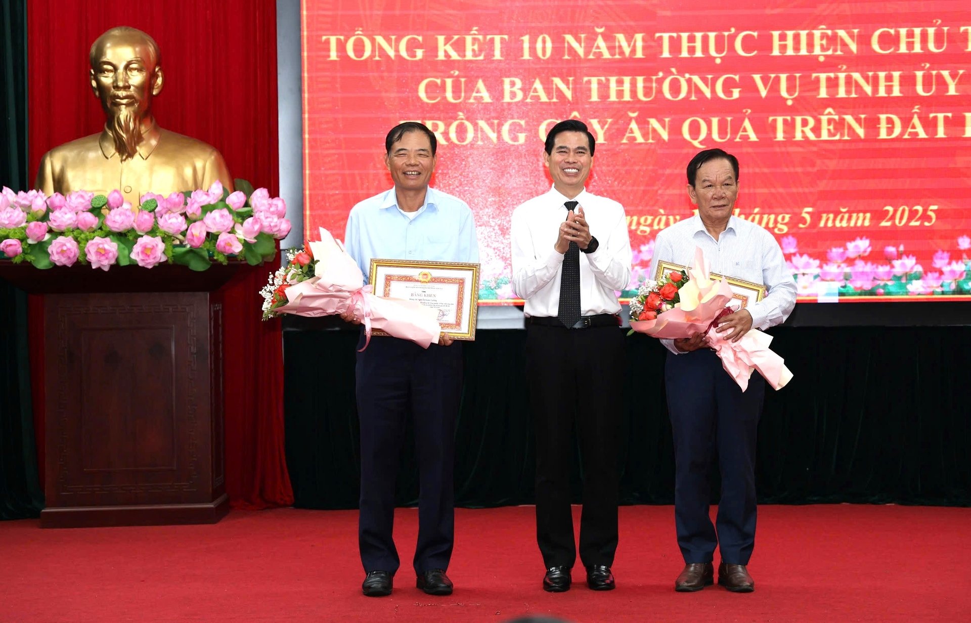 Ông Hoàng Quốc Khánh, Bí thư Tỉnh ủy trao tặng Bằng khen của BTV Tỉnh ủy Sơn La cho ông Nguyễn Xuân Cường (trái), Nguyên Bộ trưởng Bộ Nông nghiệp và Phát triển nông thôn; ông Hoàng Văn Chất (phải), Nguyên Bí thư Tỉnh ủy Sơn La. Ảnh: Nguyễn Nga. Ông Hoàng Quốc Khánh, Bí thư Tỉnh ủy trao tặng Bằng khen của BTV Tỉnh ủy Sơn La cho ông Nguyễn Xuân Cường (trái), Nguyên Bộ trưởng Bộ Nông nghiệp và Phát triển nông thôn; ông Hoàng Văn Chất (phải), Nguyên Bí thư Tỉnh ủy Sơn La. Ảnh: Nguyễn Nga.