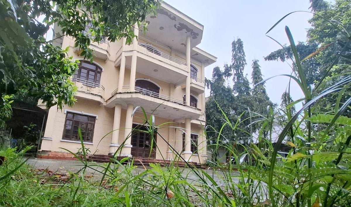 Hàng loạt khu ‘đất vàng’ dọc tuyến đường Lê Lợi, TP Huế đang nằm yên nhiều năm qua. Ảnh: Văn Dinh. Hàng loạt khu ‘đất vàng’ dọc tuyến đường Lê Lợi, TP Huế đang nằm yên nhiều năm qua. Ảnh: Văn Dinh.