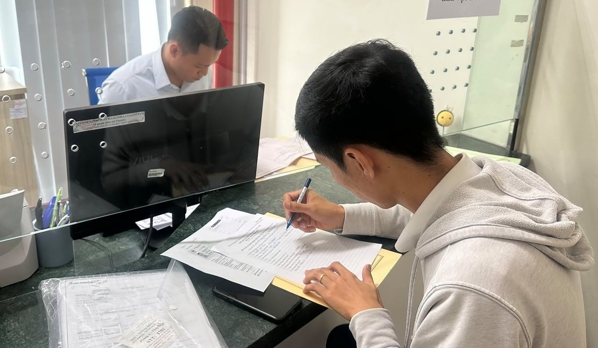 Quầy hỗ trợ thực hiện dịch vụ công trực tuyến lĩnh vực đất đai tại Trung tâm Phục vụ hành chính công tỉnh Đồng Nai. Ảnh: Tường Tú. Quầy hỗ trợ thực hiện dịch vụ công trực tuyến lĩnh vực đất đai tại Trung tâm Phục vụ hành chính công tỉnh Đồng Nai. Ảnh: Tường Tú.
