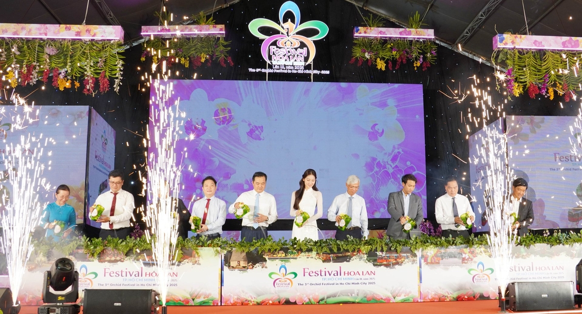 Lãnh đạo TP.HCM làm nghi thức khai mạc Festival Hoa lan TP.HCM lần III. Ảnh: Lê Bình. Lãnh đạo TP.HCM làm nghi thức khai mạc Festival Hoa lan TP.HCM lần III. Ảnh: Lê Bình.