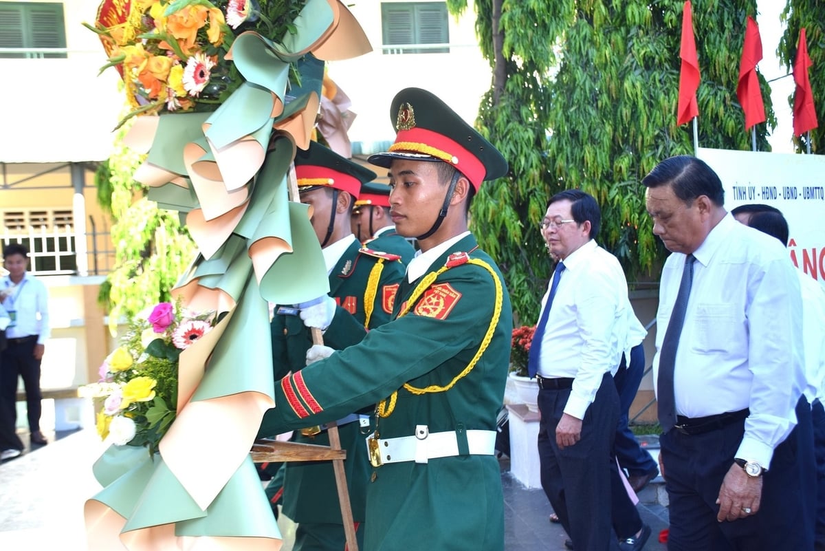 Lãnh đạo tỉnh Bình Định dâng hoa tại đài kỷ niệm, địa điểm chuyển quân tập kết ra Bắc. Ảnh: V.Đ.T. Lãnh đạo tỉnh Bình Định dâng hoa tại đài kỷ niệm, địa điểm chuyển quân tập kết ra Bắc. Ảnh: V.Đ.T.