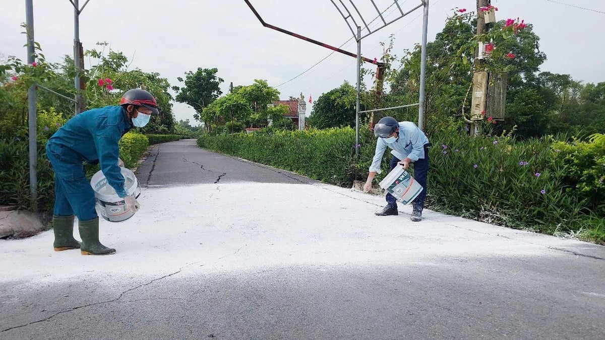 Người chăn nuôi phải cùng đồng hành chống dịch với chính quyền và ngành chuyên môn thì công cuộc dập dịch mới thực sự đạt hiệu quả. Ảnh: Thanh Nga. Người chăn nuôi phải cùng đồng hành chống dịch với chính quyền và ngành chuyên môn thì công cuộc dập dịch mới thực sự đạt hiệu quả. Ảnh: Thanh Nga.