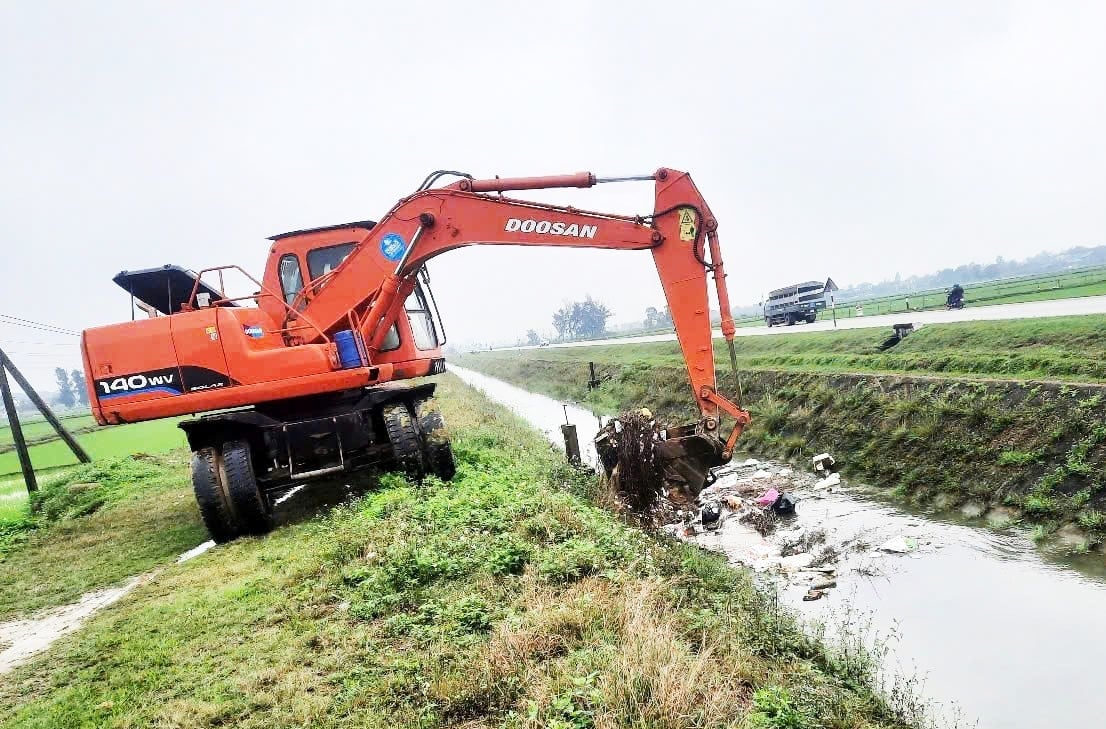 Không ít hộ chăn nuôi nhỏ lẻ vứt xác lợn ốm chết xuống kênh mương. Ảnh: Thanh Nga. Không ít hộ chăn nuôi nhỏ lẻ vứt xác lợn ốm chết xuống kênh mương. Ảnh: Thanh Nga.