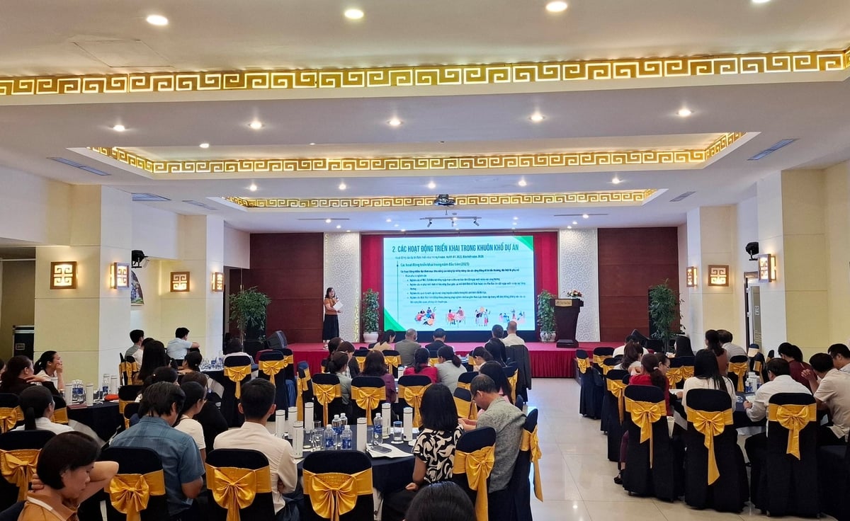 Hội thảo Khởi động Dự án 'Gốc rễ bền chặt, Phụ nữ quật cường - Tăng cường năng lực cho phụ nữ trong thích ứng dựa vào hệ sinh thái (EbA) nhằm phát triển kinh tế bền vững lưu vực sông Hương'. Ảnh: Văn Dinh. Hội thảo Khởi động Dự án 'Gốc rễ bền chặt, Phụ nữ quật cường - Tăng cường năng lực cho phụ nữ trong thích ứng dựa vào hệ sinh thái (EbA) nhằm phát triển kinh tế bền vững lưu vực sông Hương'. Ảnh: Văn Dinh.