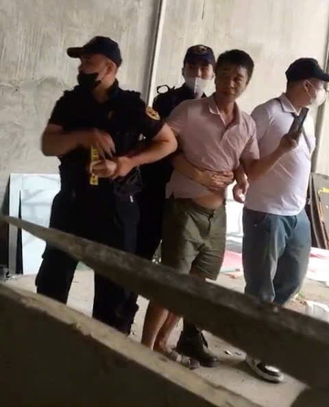 Nhóm đối tượng khống chế, hành hung anh Kiều Quang Đức. Ảnh: Người dân cung cấp. Nhóm đối tượng khống chế, hành hung anh Kiều Quang Đức. Ảnh: Người dân cung cấp.