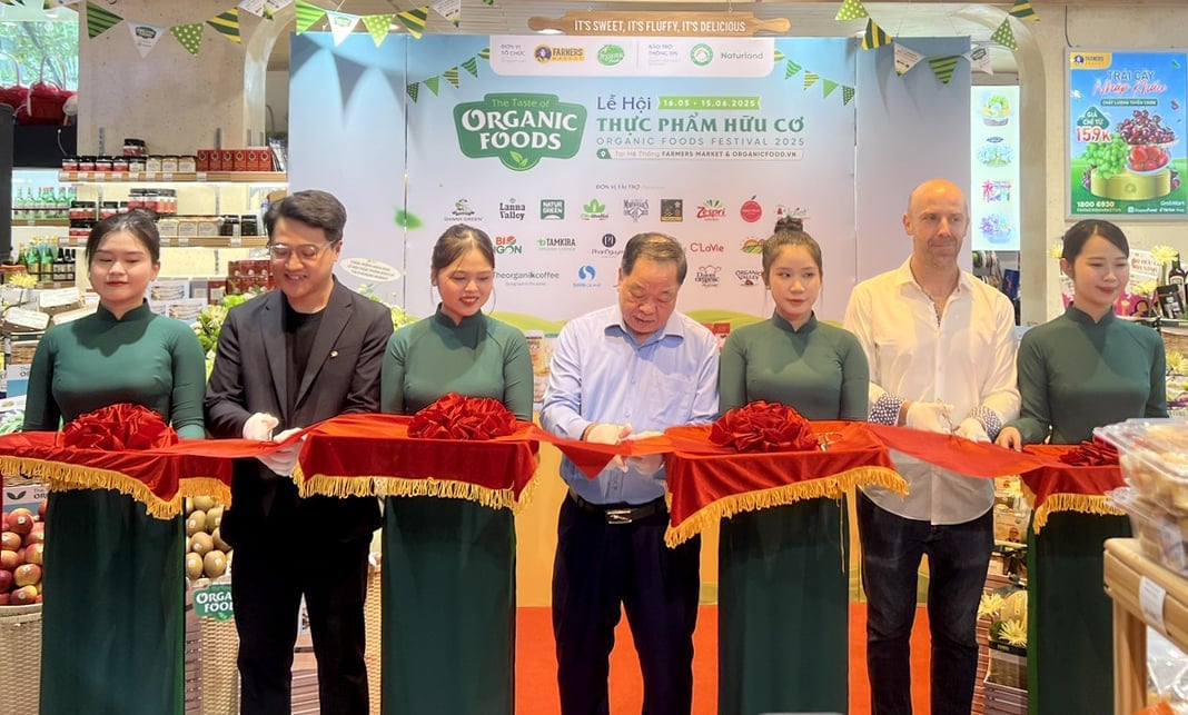 Nghi thức cắt băng khai mạc Lễ hội Thực phẩm Hữu cơ. Ảnh: Sơn Trang.