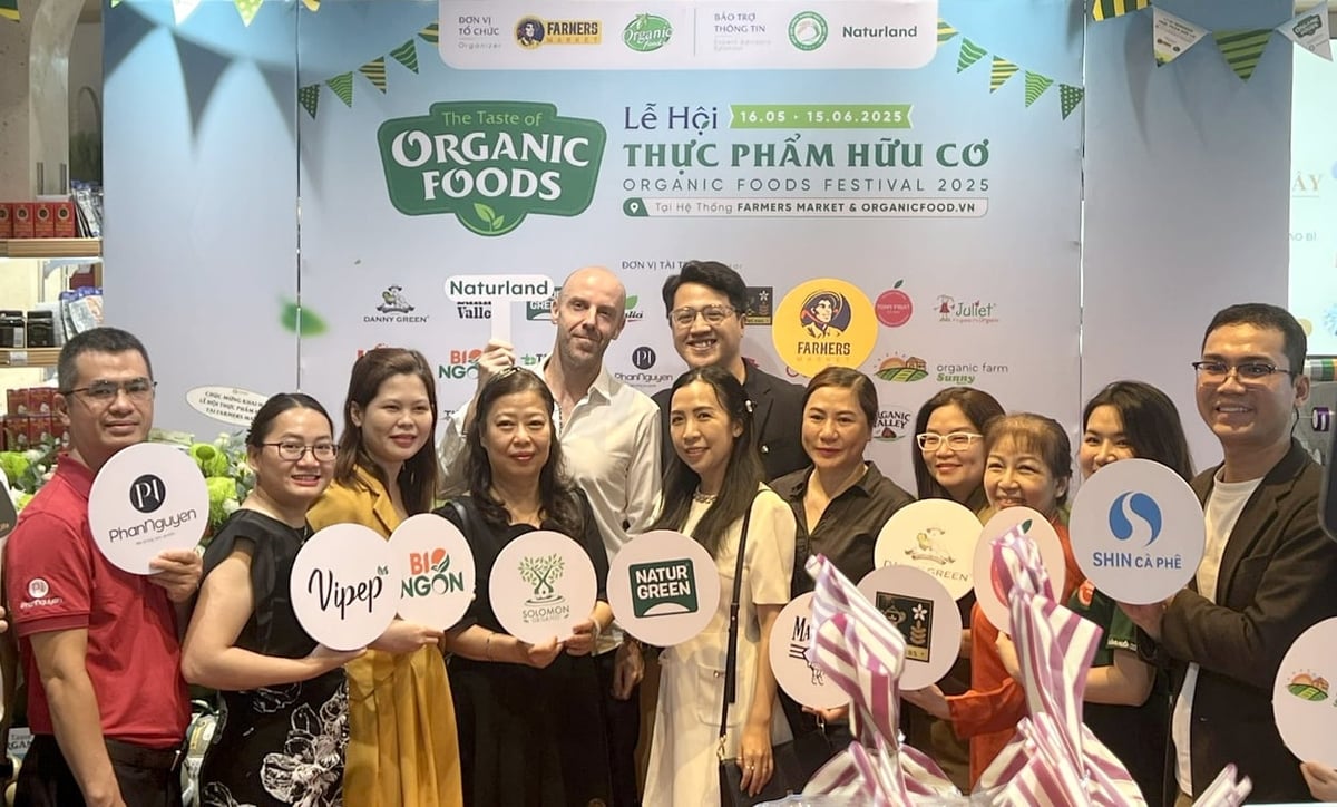 Một số nhà sản xuất, nhà cung ứng thực phẩm hữu cơ tại Lễ hội Thực phẩm Hữu cơ. Ảnh: Sơn Trang.